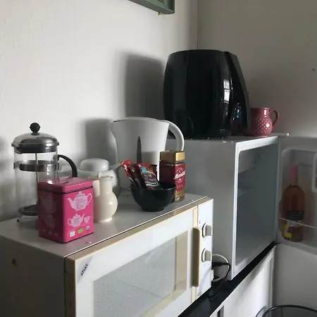 Med Egen Indgang Og Bad 게스트하우스 *